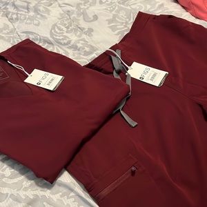 FIGS scrub set size XL Casma three-pocket top, Yola Skinny pants (T) burgundy